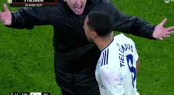 Khoảnh khắc gây sốc: HLV Aston Villa xô đẩy học trò ngay đường biên