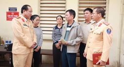 Thăm hỏi thượng úy CSGT bị xe máy chở 3 người tông bị thương khi làm nhiệm vụ