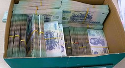 2 thanh niên trộm gói hàng hóa trên xe khách, bên trong có gần 8 tỉ đồng