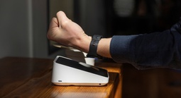 Thanh toán không chạm chuyển từ smartphone sang cổ tay