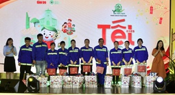 Tết yêu thương: Ấm lòng người thu gom rác thầm lặng