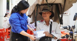 Vui mừng, xúc động khi được tặng vé xe về quê đón Tết