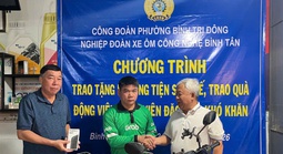 Tài xế xe ôm rơi nước mắt vì được tặng xe máy làm “cần câu cơm”