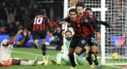 Bournemouth giáng đòn đau phút bù giờ, Liverpool lún sâu khủng hoảng