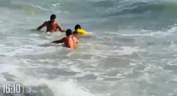 CLIP: Nín thở dõi theo cứu hộ bơi vòng qua bãi đá, cứu du khách ở Vũng Tàu