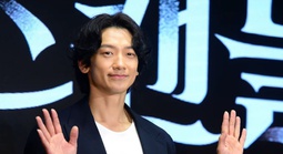 Ca sĩ Bi Rain xin lỗi người hâm mộ khiếm thính