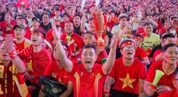 Đêm không ngủ của người hâm mộ bóng đá Việt Nam