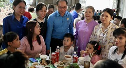 Xóm trọ công nhân ấm áp với ‘Bữa cơm Xuân đoàn kết – Tết nghĩa tình’