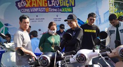 Người dùng TP HCM hào hứng trải nghiệm, quyết định lên đời xe điện VinFast ngay trong ngày