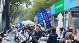 Chuỗi sự kiện Đổi xăng lấy điện: Người dân thủ đô xếp hàng “chốt đơn” xe máy điện VinFast liên tục 