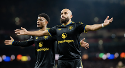 Arsenal thua sốc Man United sân nhà, Ngoại hạng Anh sôi sục