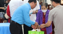 Công đoàn phường Tân Tạo tặng quà Tết cho công nhân, lao động có hoàn cảnh khó khăn