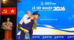 Nam sinh viên cõng mẹ lên sân khấu nhận bằng tốt nghiệp gây xúc động mạnh 