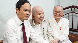 Bí thư Thành ủy TPHCM Trần Lưu Quang trao Huy hiệu 80 năm tuổi Đảng cho đảng viên Tô Bửu Giám