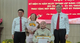 Trao huy hiệu Đảng tại phường Chợ Quán