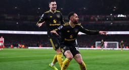 Man Utd trả giá đắt cho chiến thắng trước Arsenal