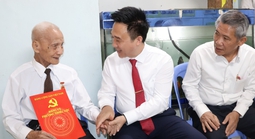 Lãnh đạo Thành ủy TPHCM trao tặng Huy hiệu Đảng cho đảng viên