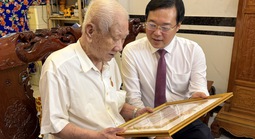 Lãnh đạo TPHCM trao huy hiệu 80 năm tuổi Đảng tại phường Thới An