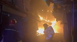 Cháy nhiều căn nhà ở phường Bình Đông- TPHCM lúc rạng sáng