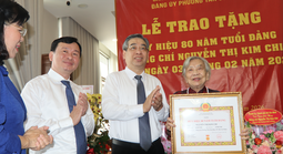 Cụ bà 97 tuổi nhận Huy hiệu 80 năm tuổi Đảng
