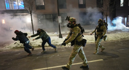 Căng thẳng leo thang, ông Donald Trump tuyên bố rút đặc vụ ICE khỏi Minneapolis