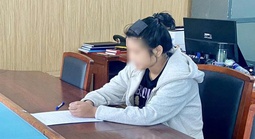 Bị xử phạt, cô gái livestream xúc phạm CSGT