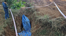 Truy tìm manh mối từ hố đất nghi các đối tượng cướp ngân hàng chôn giấu xe máy