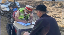 Xe tải “đại náo” đường cấm ở Bà Nà, CSGT Đà Nẵng vào cuộc xử lý