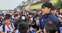 VIDEO: Thủ môn Cao Văn Bình về quê trong tiếng hô vang của người hâm mộ