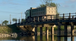 Vụ cây cầu 13 tấn "cõng" xe 30–40 tấn: Xã rất bức xúc