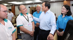 Bí thư Thành ủy TP HCM Trần Lưu Quang động viên người lao động trước thềm Tết Nguyên đán