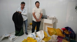 Ập vào một căn nhà, công an phát hiện 32 con chó, mèo bị nhốt giữ trái phép