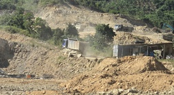 San đồi, xúc đất đem bán