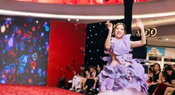 Ca sĩ hải ngoại Phương Trang bất ngờ xuất hiện tại tuần lễ thời trang của Xuân Lan