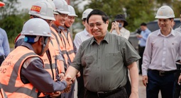 Thủ tướng đề nghị phát huy tinh thần "chỉ bàn làm, không bàn lùi" tại các dự án phục vụ APEC