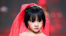 Mẫu nhí Tú Uyên được săn đón