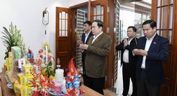 Chủ tịch Quốc hội Trần Thanh Mẫn dâng hương tưởng nhớ cố Tổng Bí thư Nguyễn Phú Trọng