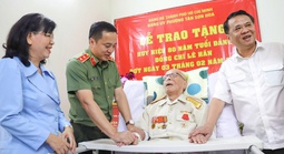 Giám đốc Công an TPHCM trao Huy hiệu Đảng cho đại tá Lê Hãn