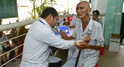 Gần 1.200 người cao tuổi ở TPHCM được tiêm vắc-xin ngừa cúm miễn phí