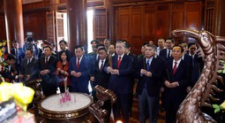 Tổng Bí thư Tô Lâm dâng hương tưởng niệm Chủ tịch Hồ Chí Minh tại Nghệ An