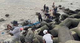 Tàu chìm khi vào cửa cảng, ngư dân 16 tuổi mất tích