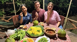 Du khách nước ngoài thích thú trải nghiệm nấu món miền Tây ở Cần Thơ