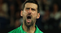 Djokovic ngược dòng hạ Sinner, chờ tranh tài với Alcaraz ở trận hạ màn Úc mở rộng