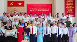 TPHCM: Trao Huy hiệu Đảng cho 29 đảng viên phường Bình Đông