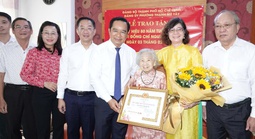 Lãnh đạo TP HCM trao Huy hiệu Đảng cho đảng viên