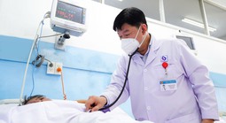 Đột quỵ trên sông, người đàn ông thoát nguy nhờ được cấp cứu kịp thời