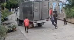 Clip 3 học sinh nhanh trí cứu xe tải mất phanh, tuộc dốc ở Lâm Đồng