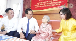 Chủ tịch UBND TPHCM trao tặng Huy hiệu 80 năm tuổi Đảng cho đảng viên Nguyễn Thị Dũng