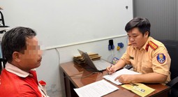 Lập biên bản xử phạt tài xế xe bồn xả "bậy" khi đang chạy trên đường