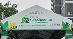 Du khách hào hứng trải nghiệm tinh hoa nông sản Việt tại một phiên chợ đặc biệt